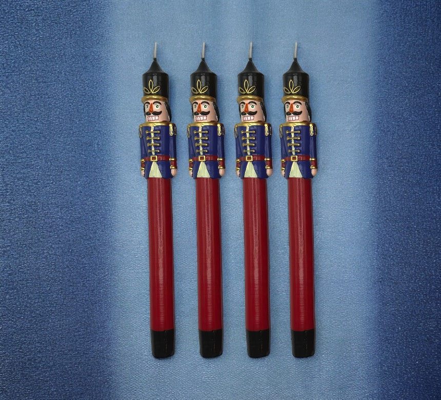 Weihnachtliche Kerze von Noello mit Nussknacker-Motiv