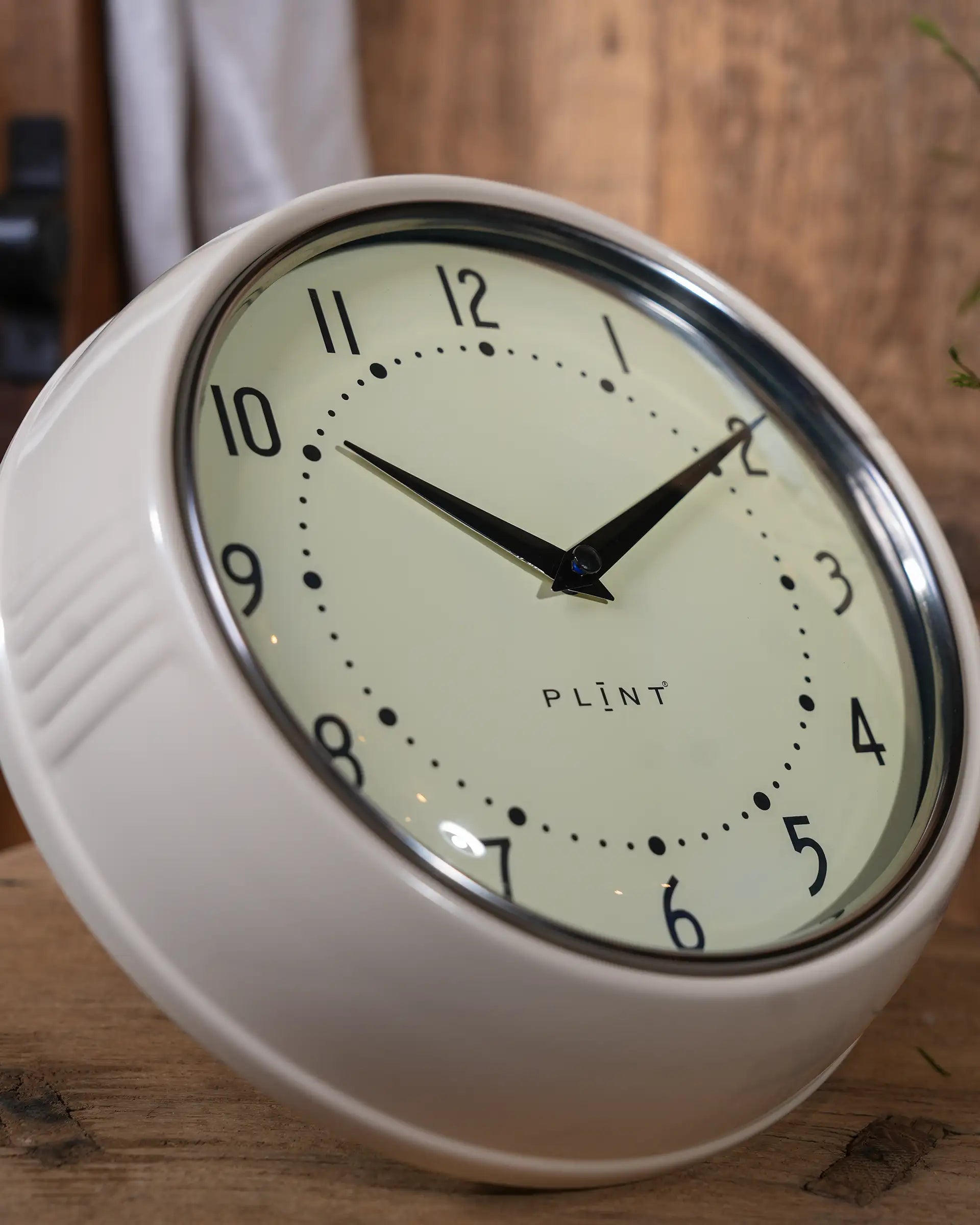 Plint Retro Wanduhr